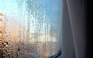 Холодно в квартире, промерзают и плесневеют наружные стены, на окнах скапливается конденсат?